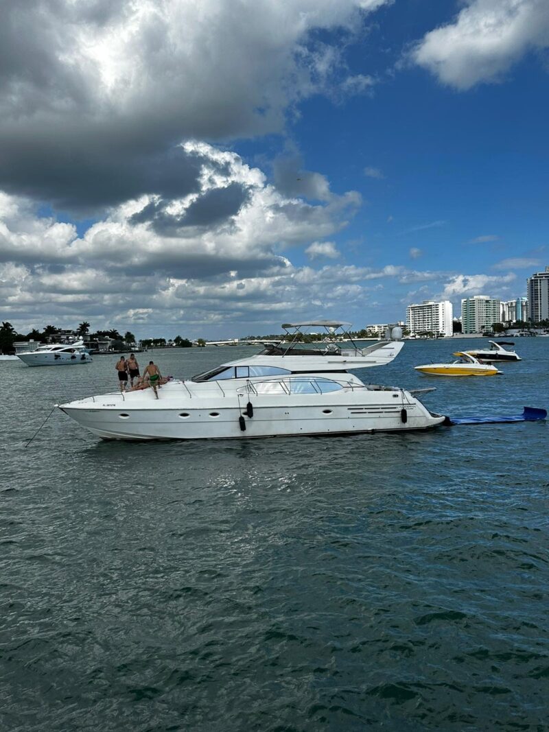 62FT Azimut available in Miami with 2 Jet Ski Included for one hrs. - Image 10